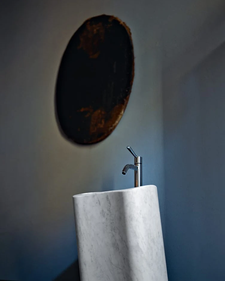 Lavabo tótem Lito 2 con orificio para grifería