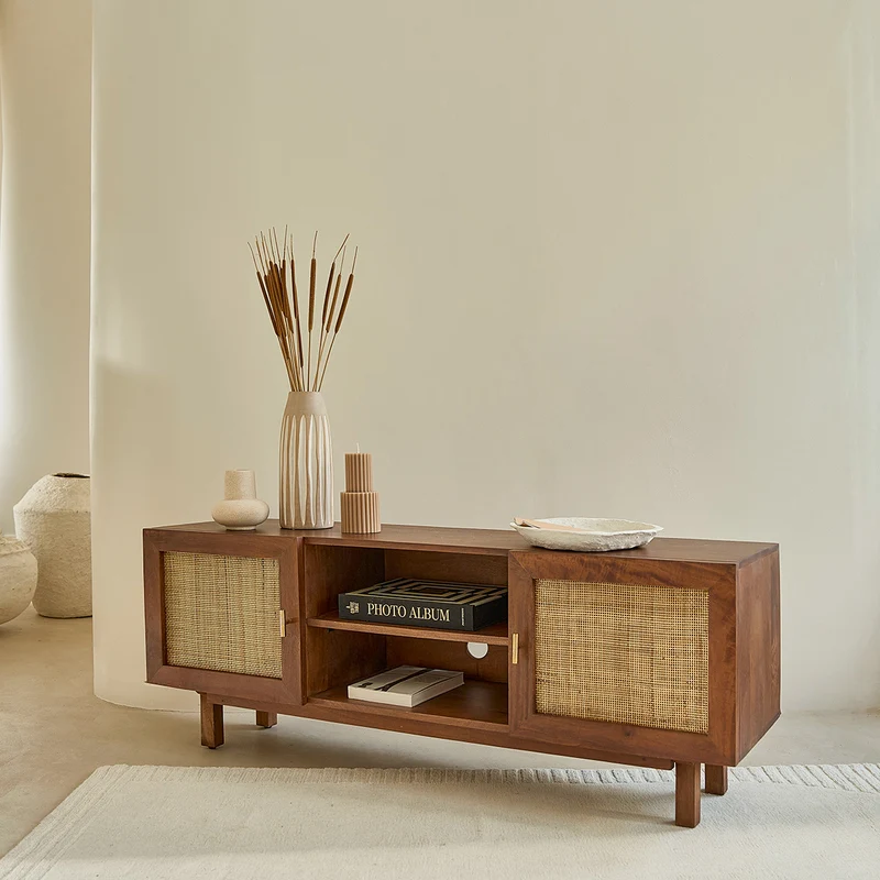 Mueble TV de mango macizo acabado nogal y rejilla de 140 cm