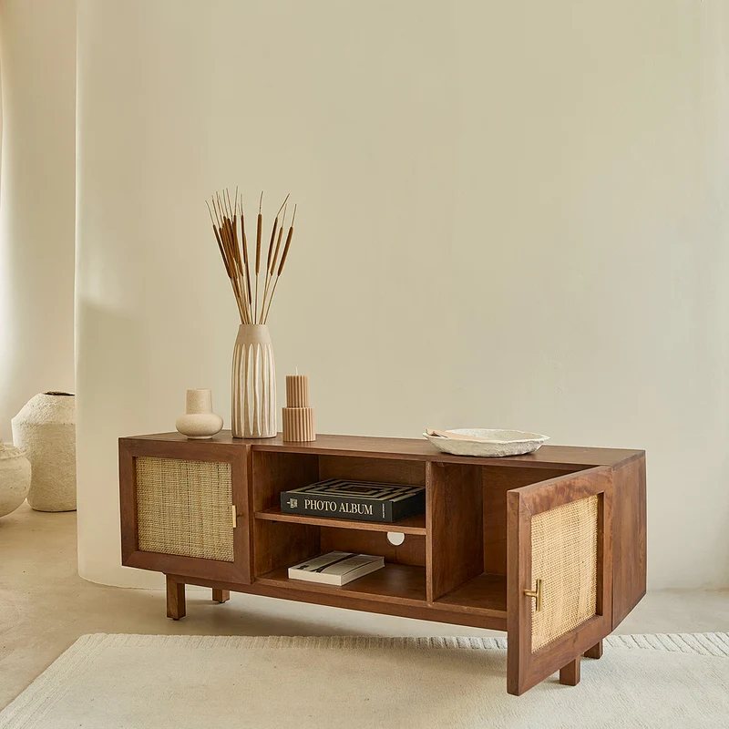 Mueble TV de mango macizo acabado nogal y rejilla de 140 cm