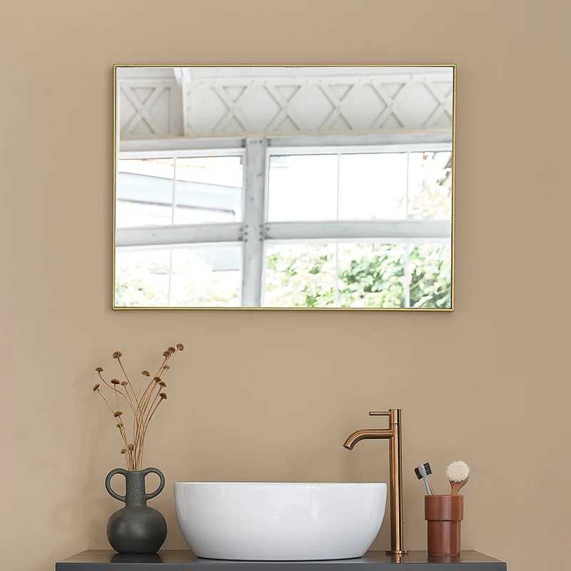 Espejo rectangular de metal dorado 70x50 cm
