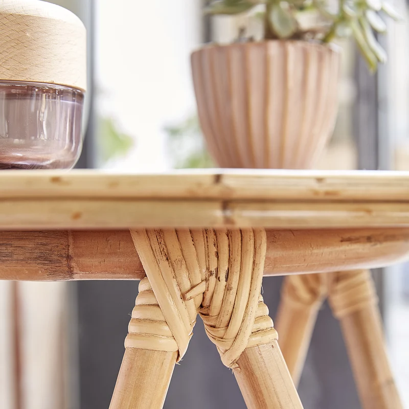 Mesa auxiliar de ratán natural