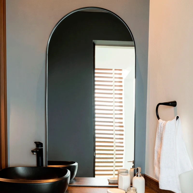 Espejo Rectangular Marsella, Negro, con Extremo Superior Curvo y en Estructura Metálica