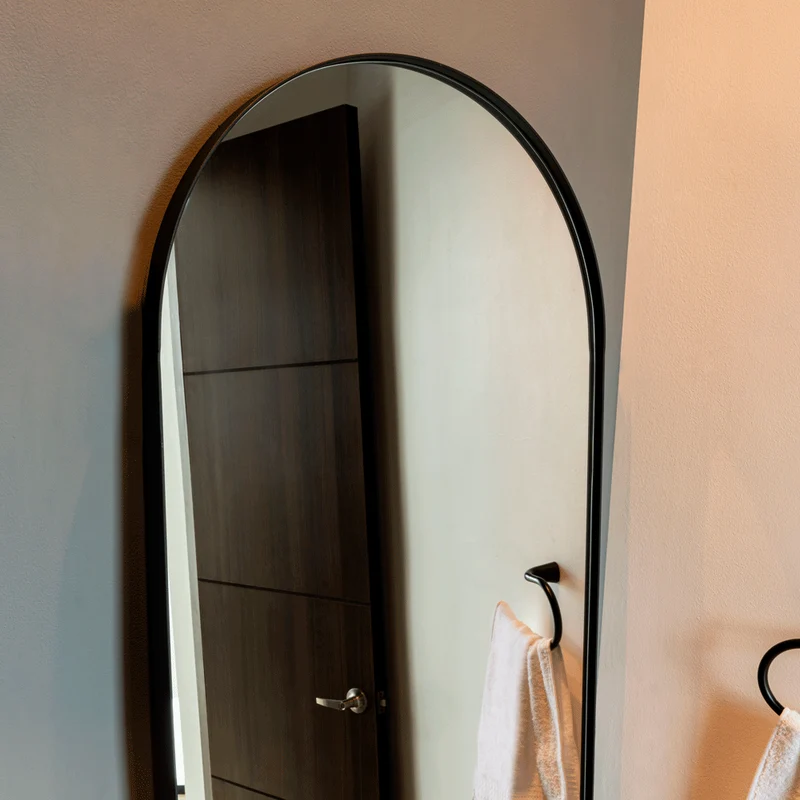 Espejo Rectangular Marsella, Negro, con Extremo Superior Curvo y en Estructura Metálica
