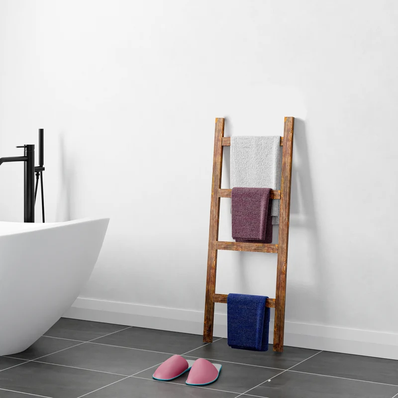 Escalera para toallas Luumäki de madera de pino en varios colores [en.casa]