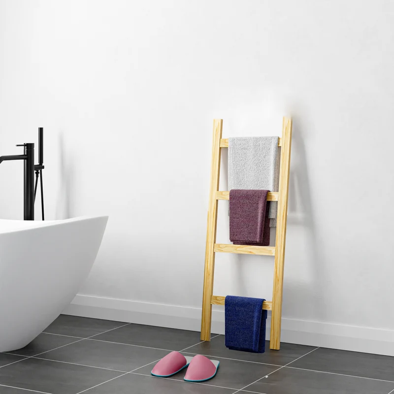 Escalera para toallas Luumäki de madera de pino en varios colores [en.casa]