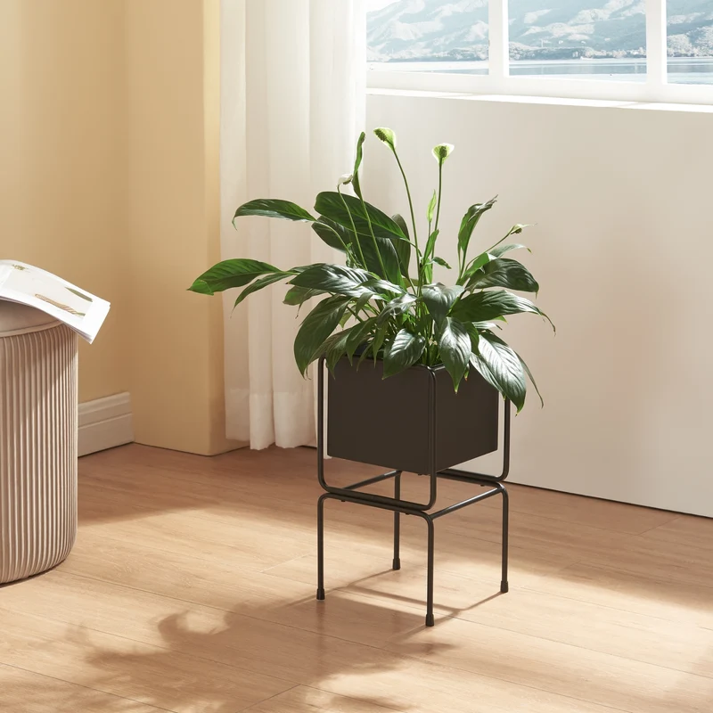 Soporte para plantas Sveio de metal en varios tamaños [en.casa]